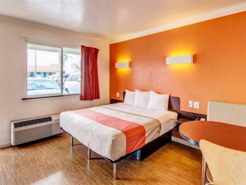 Motel 6 Мантека Экстерьер фото