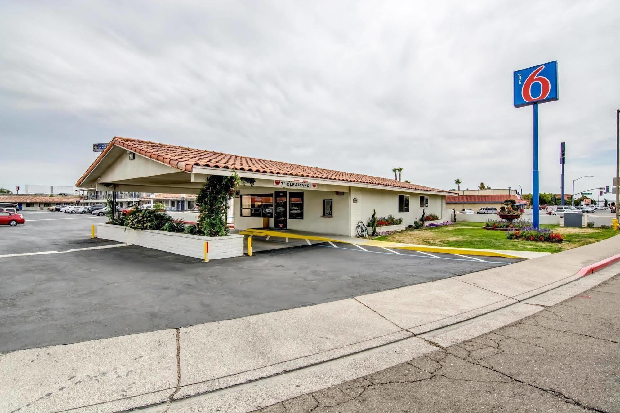 Motel 6 Мантека Экстерьер фото