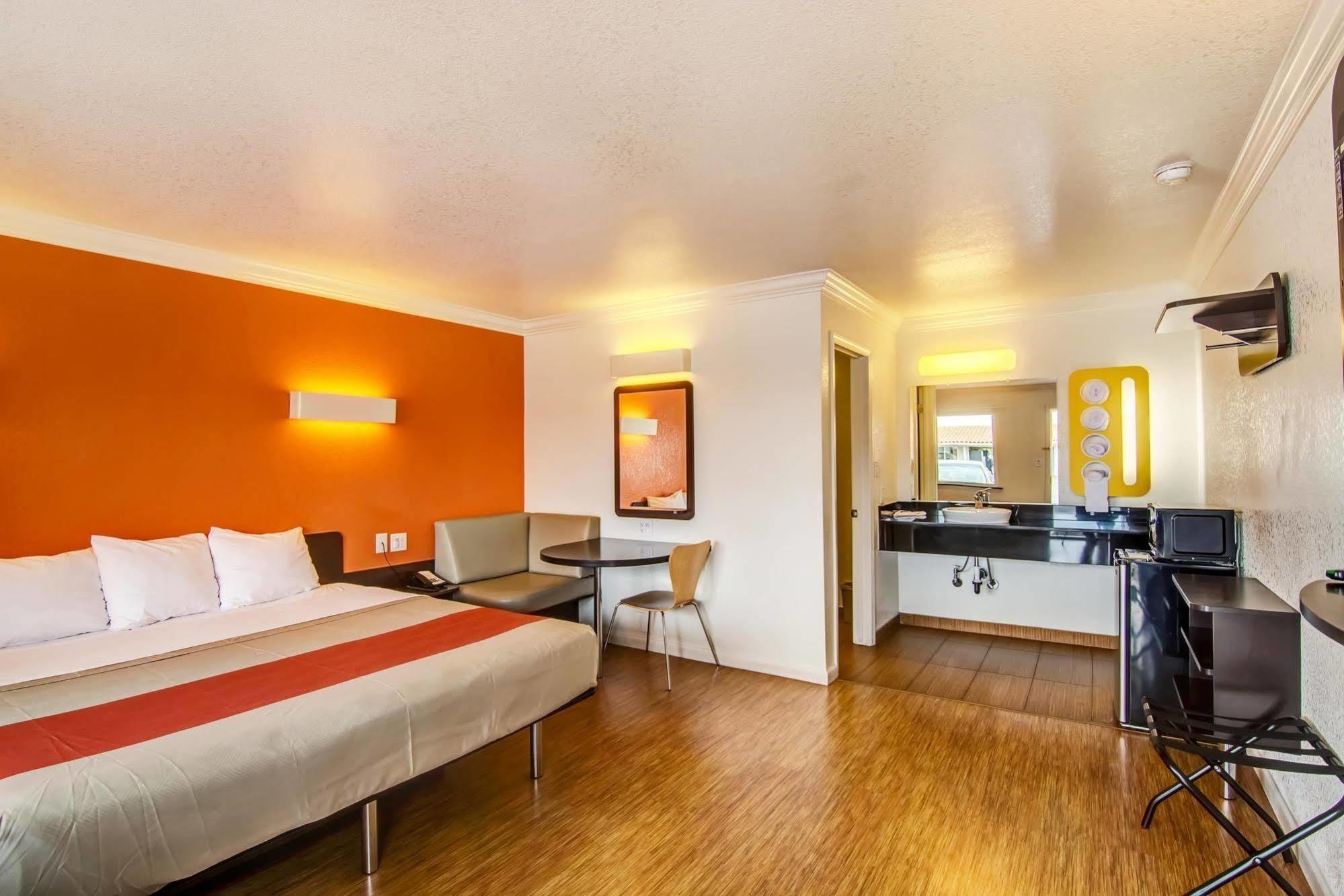 Motel 6 Мантека Экстерьер фото