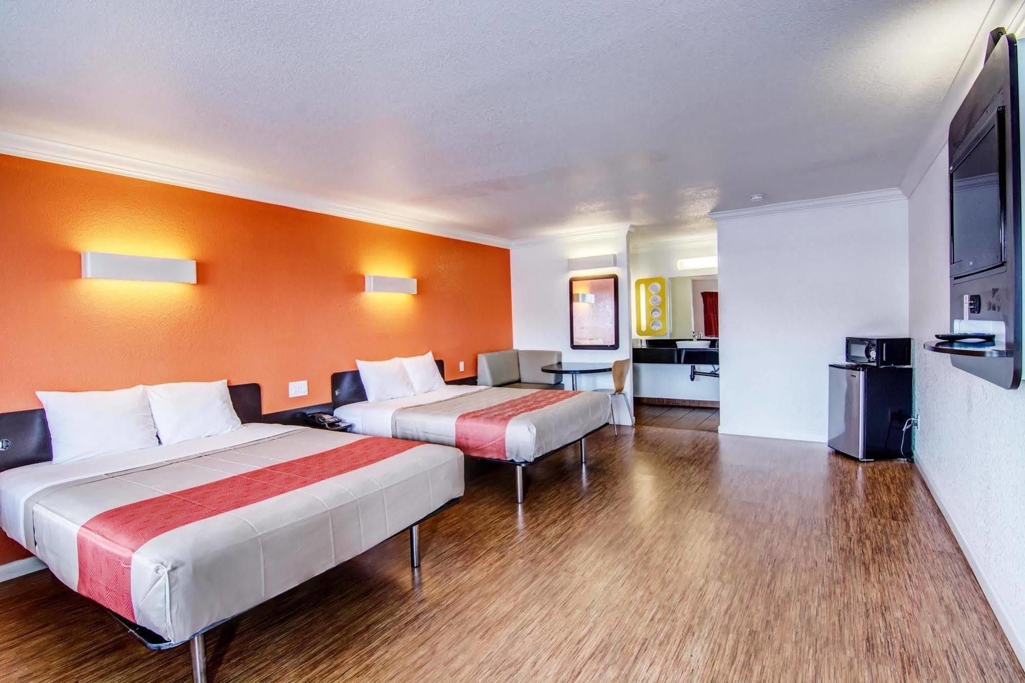 Motel 6 Мантека Экстерьер фото
