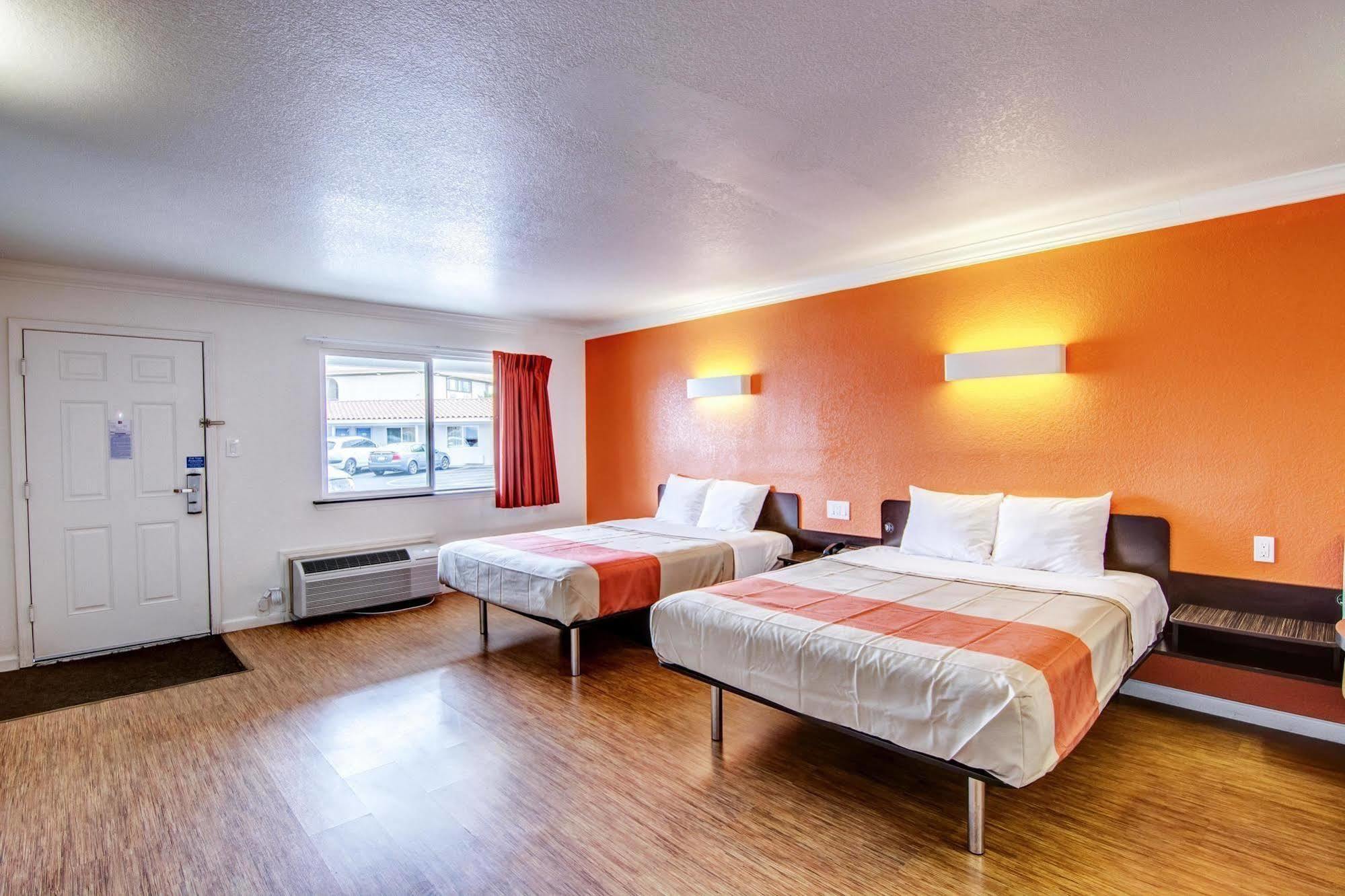 Motel 6 Мантека Экстерьер фото