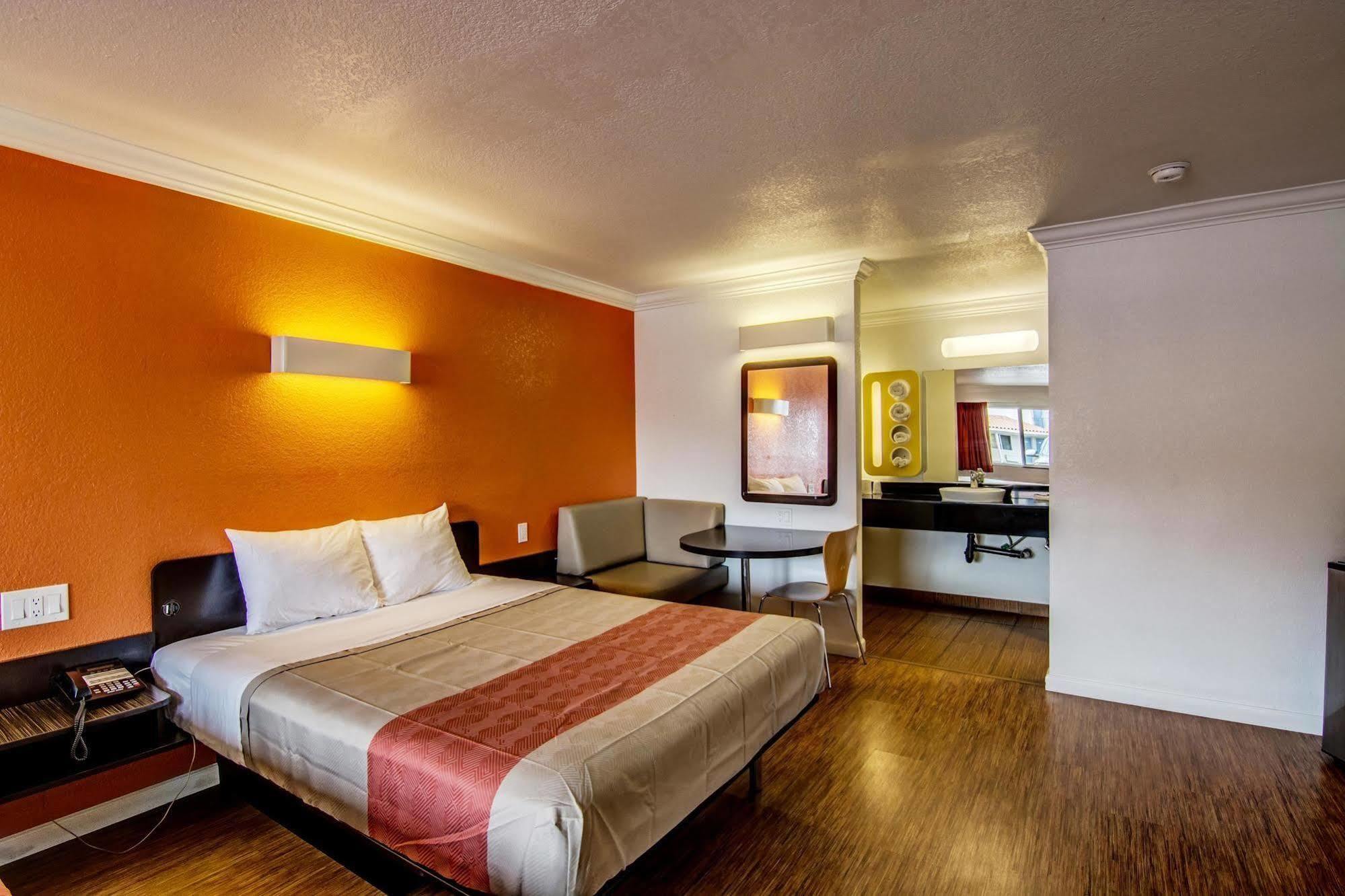 Motel 6 Мантека Экстерьер фото