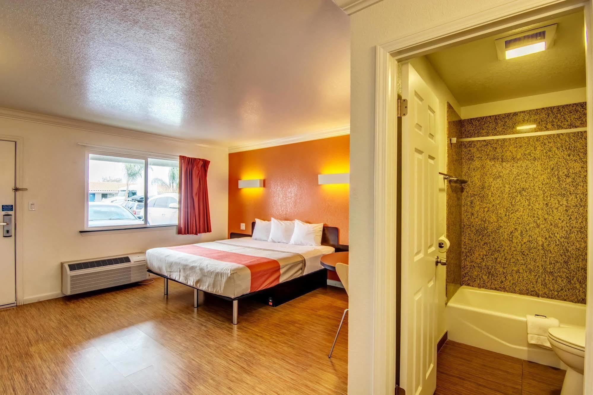 Motel 6 Мантека Экстерьер фото