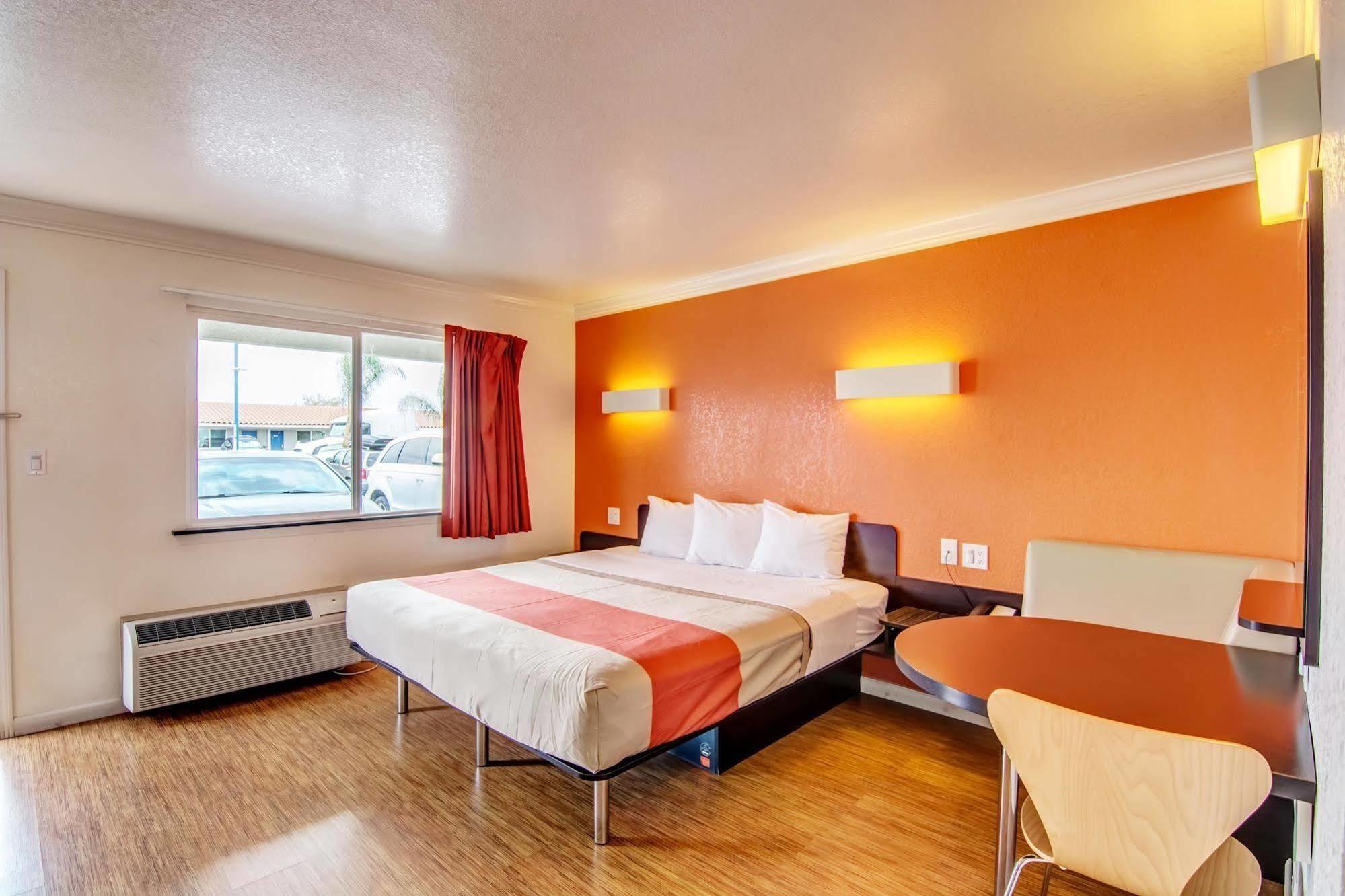 Motel 6 Мантека Экстерьер фото
